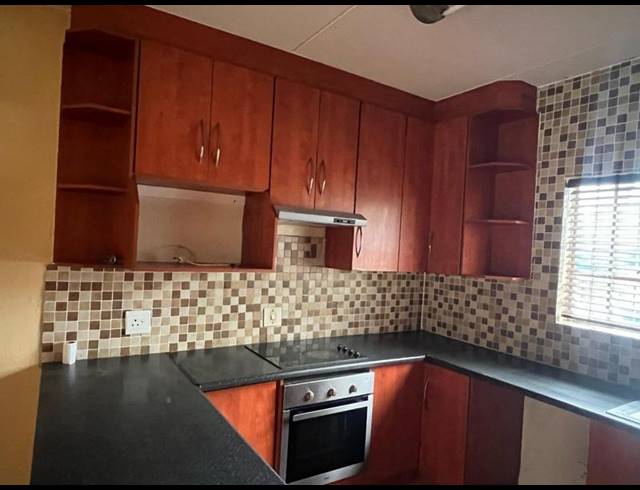2 BEDROOM PROPERTY TO RENT IN VAN RIEBEECK PARK